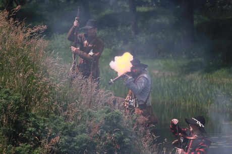 De vuurbal bij de pan van het lontmusket