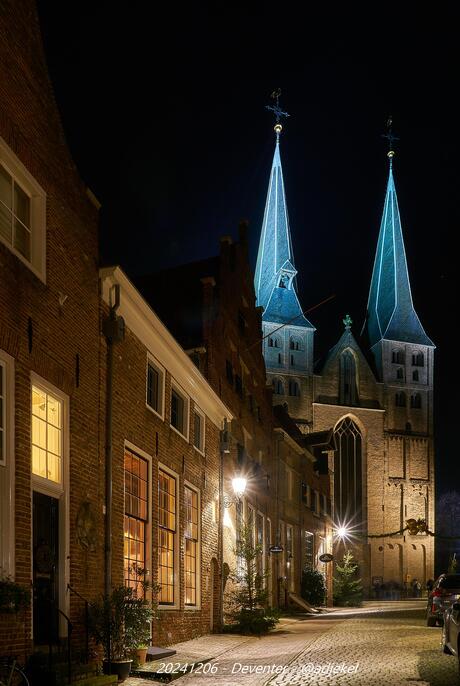 Bergkerk in Deventer bij avond