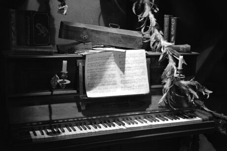 Old piano zw/w