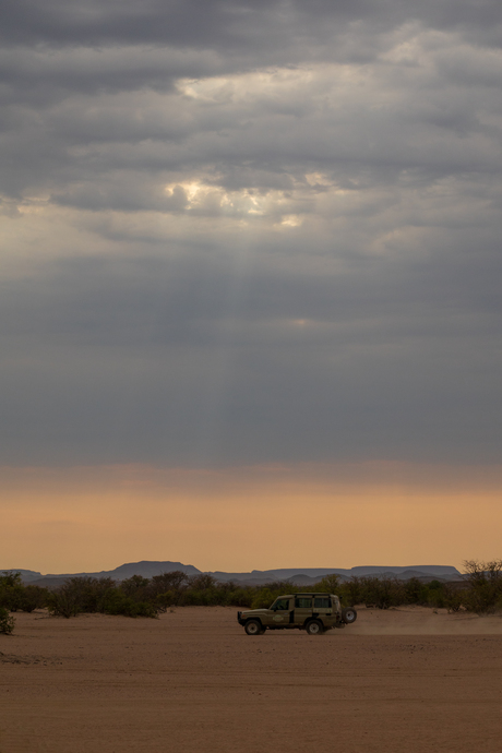 Zonlicht door wolken in Damaraland, Namibië