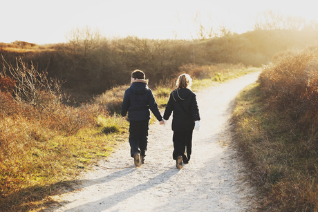 Lopend richting de ondergaande zon