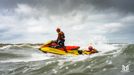 KNRM Lifeguards in de golven