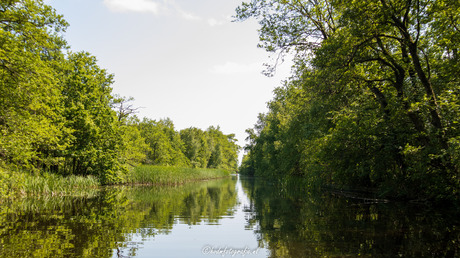 Genietend van de rust op het water. 