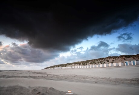 Donkere wolken boven Texel.