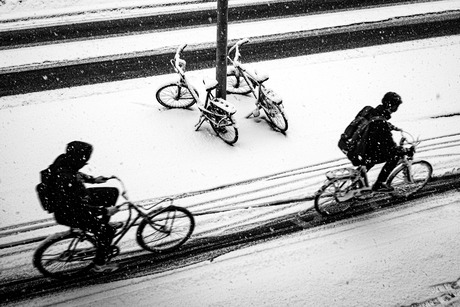 Fietsers in sneeuwbui