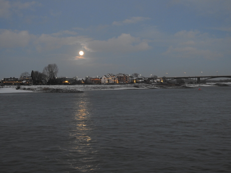 Het eerste maanlicht uit 2026 boven de rivier de Waal Nijmegen