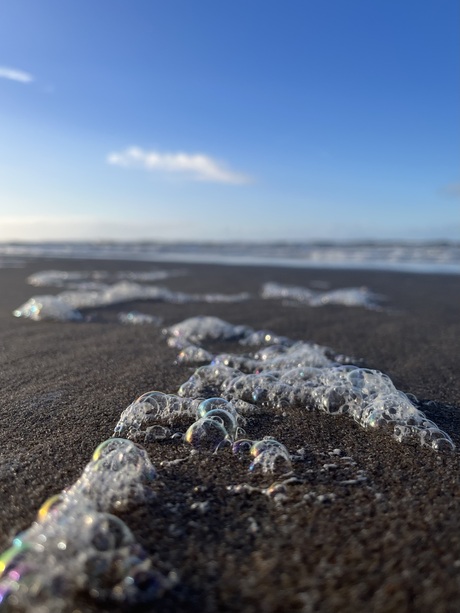 Gekleurde bellen aan het strand