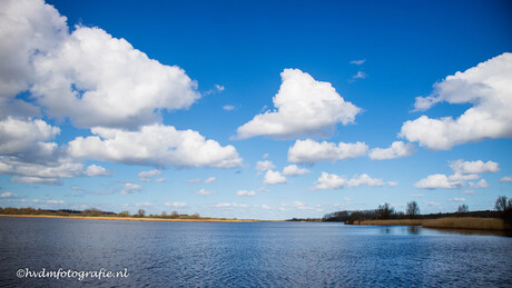 Lauwersmeer met een mooie wolkenlucht. 