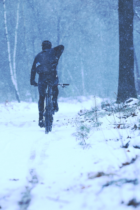 De eenzame fietser in de sneeuw