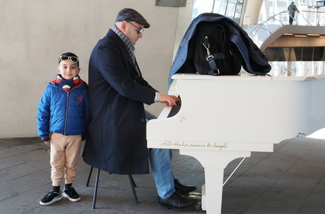 Pianist met zoontje