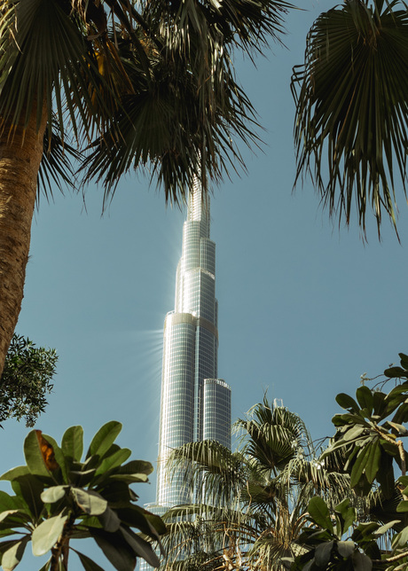 De Burj Khalifa glinsterend in de zon