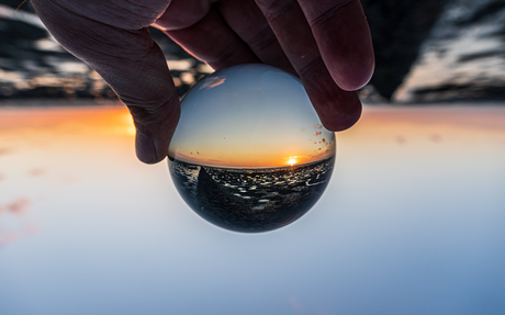 Zonsondergang in een glazen bol.