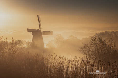 De Noordermolen in de wolken en de mist