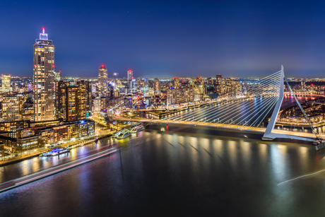 Panorama van Rotterdam tijdens het blauwe uur