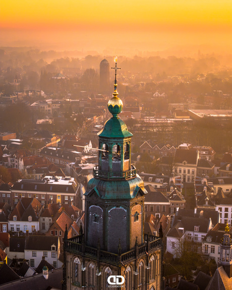 De prachtige details van de toren van de Walburgiskerk